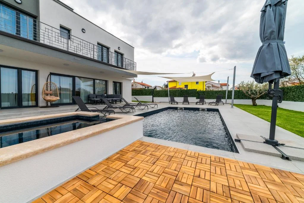 Elegantna vila s bazenom u zelenilu sela, blizina Poreča