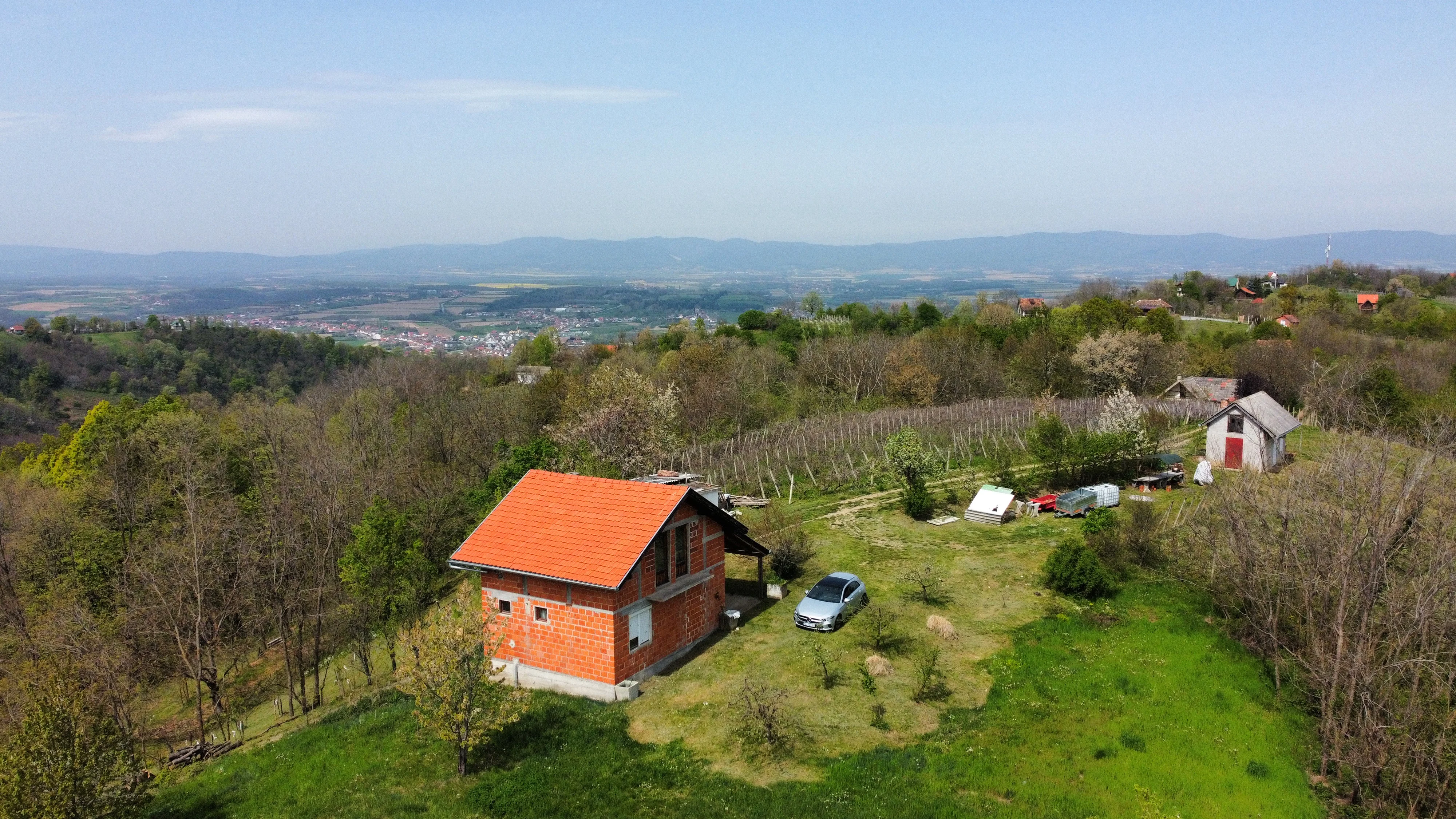 Kuća u nedirnutoj prirodi sa 5000 kvadrata zemljišta